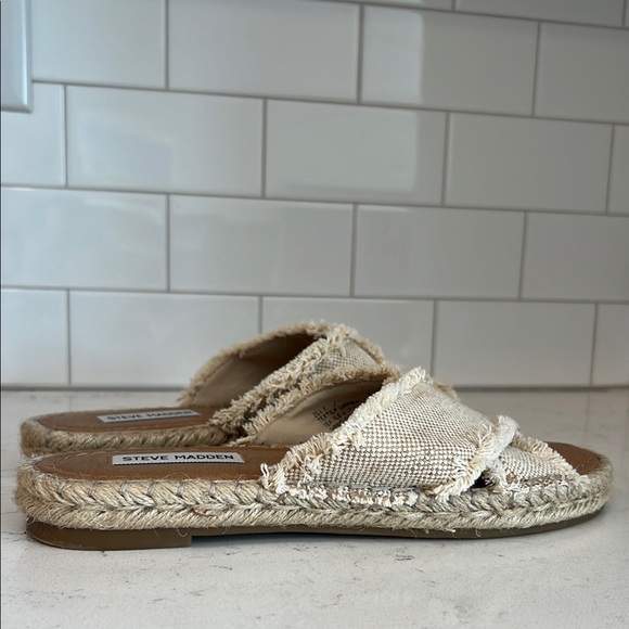 Like New - Steve Madden Women's Zelina Slide Sandals, Natural, 7 - Picture 9 of 16